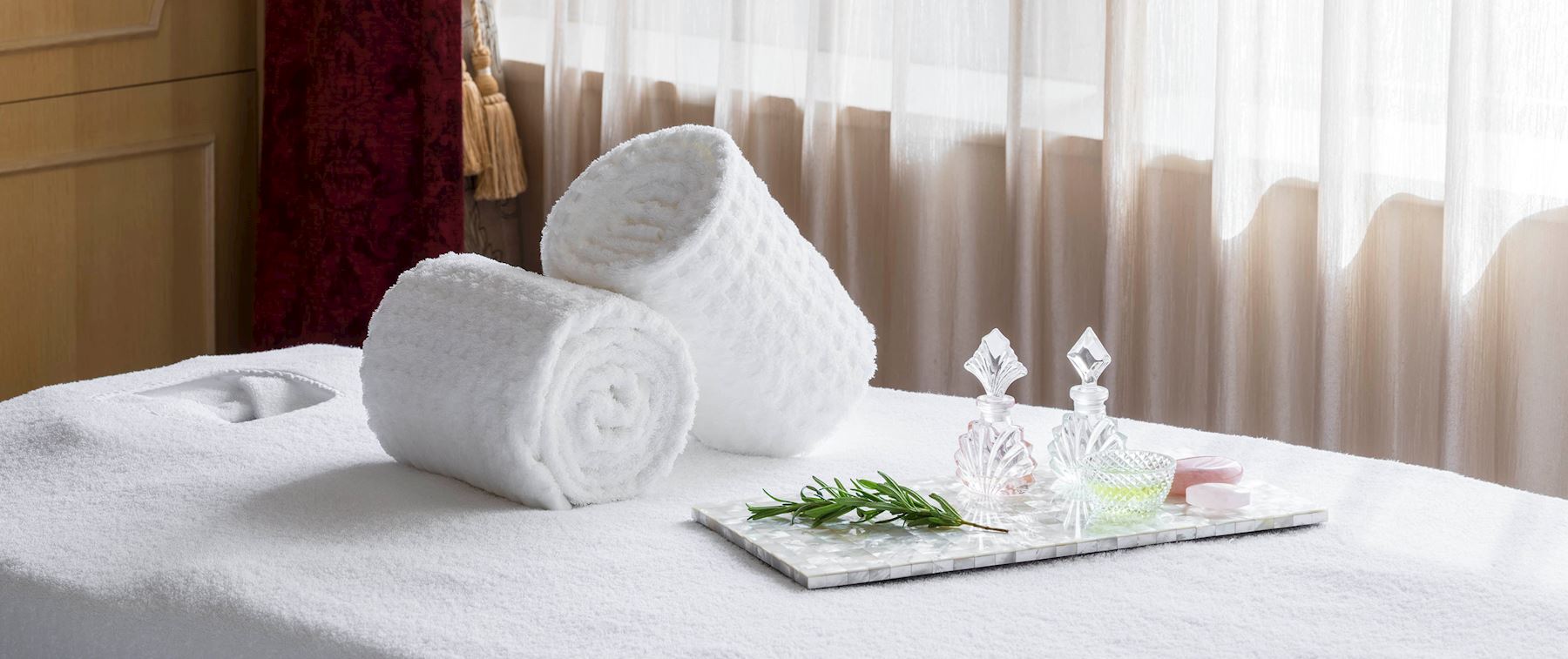 2 white beds