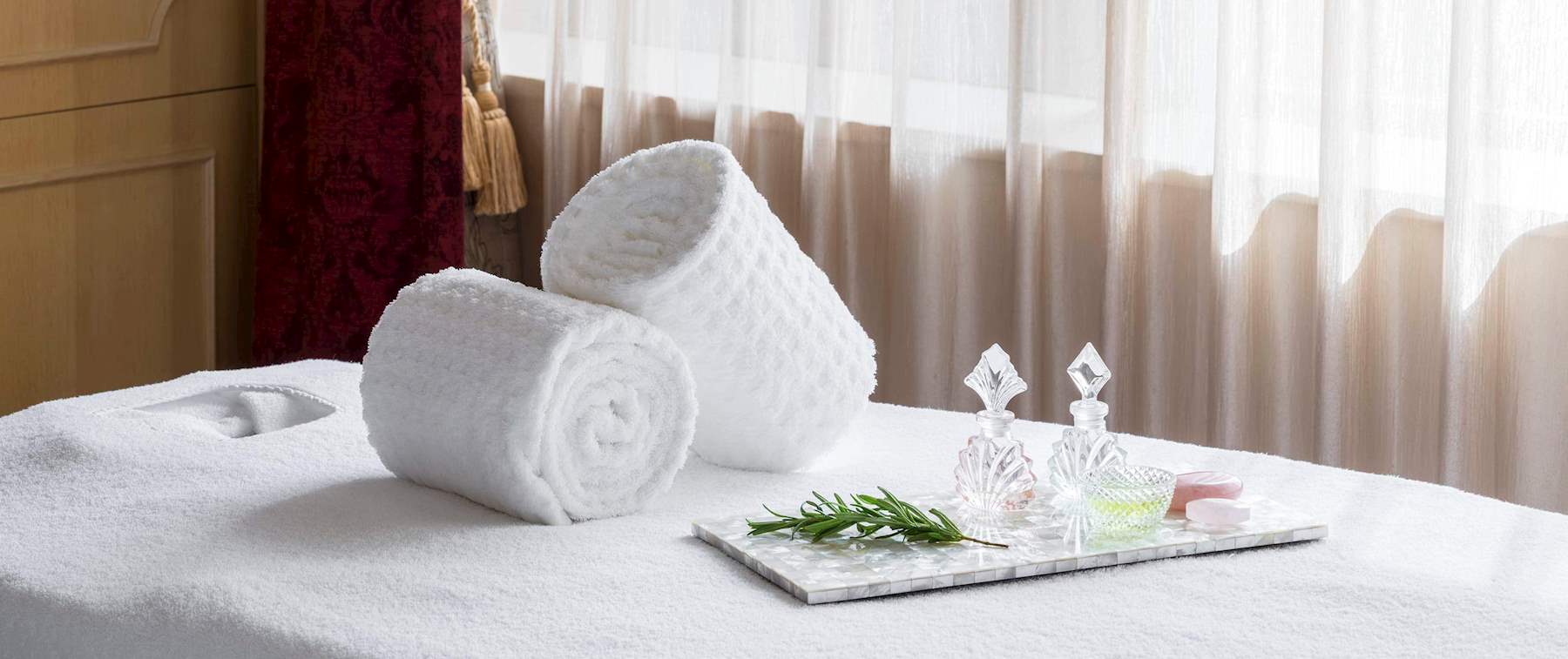 2 white beds